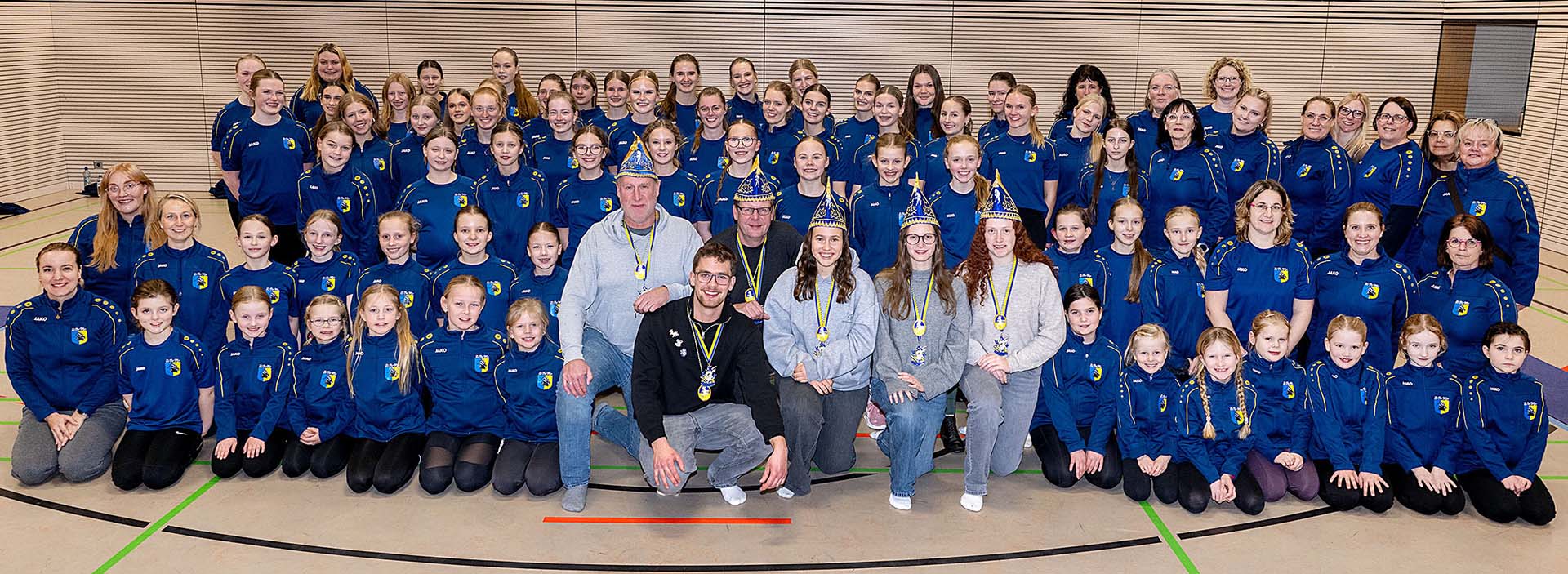Trainerinnen, Betreuerinnen und 68 Tänzerinnen empfingen am Mittwochabend Ben Schabacker als Vertreter unseres Hippenmajors Jan I. Schabacker, Jugendhippenmajorin Finja I. Mentrup mit deren Adjutantinnen, Merle Theis und Lilith Gersi, sowie die Adjutanten Christian Wolbeck und Ferdi Hamsen in der Grundschule Wolbeck-Nord. Foto: Wolfram Linke