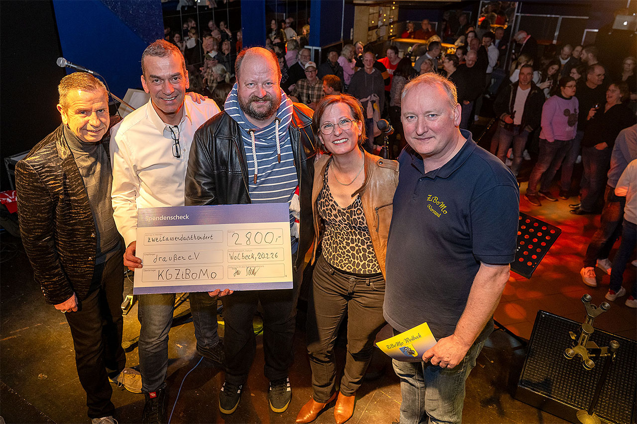 Bildtext: Freuten sich bei der Scheckübergabe im Rahmen des Benefizkonzerts über das Spendenergebnis (v.l.): Schlagersänger Nikolas, ZiBoMo-Hippenmajor und Cherry-T-Frontmann Jan Schabacker, draußen!-Vorsitzender Carsten Peters, Sängerin Susanne Bergers und unser Präsident, Torsten Laumann. Foto: Linke
