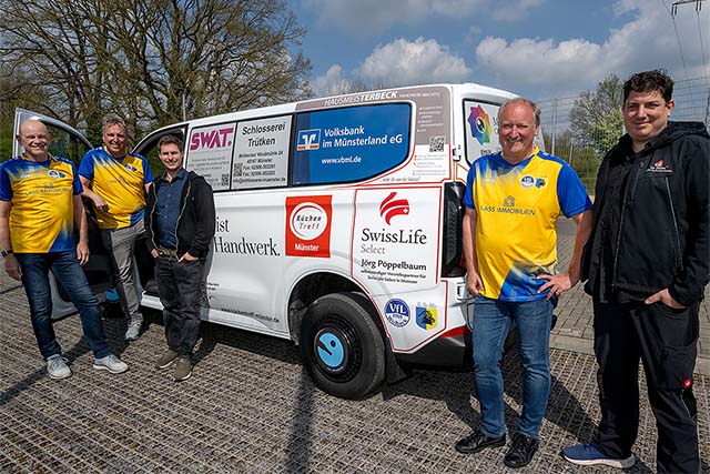Christian Schäfer (r.) und Robin Junglas (3.v.l.), Geschäftsführer der Handorfer Events und Cateringfirma La faim, übergaben am Dienstag den neuen Vereinstransporter an VfL-Geschäftsführer Uwe Meyer, den VfL-Vorsitzenden, Jörg Pöppelbaum und an unseren ZiBoMo-Präsidenten, Torsten Laumann (v.l.). Foto: Wolfram Linke